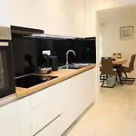 アパート Dalmata D - Two Bedroom With Terrace ポドストラナ